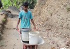 Dorong Angkong Penuh Pasir Ali Supriyono Ikut Wujudkan Jalan Impian Desa
