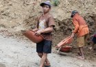 Minto Tak Kenal Lelah Langsir Tanah Demi Talud Kokoh untuk Desa