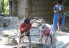 Usia 65 Tahun Tak Surutkan Semangat Tukijo Bantu Pembangunan Plat Beton TMMD Reguler ke-129