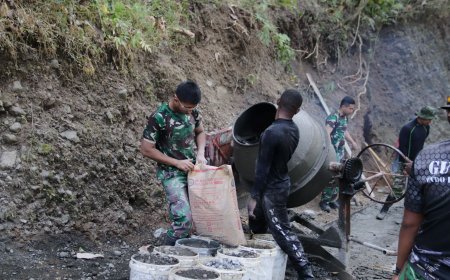 Pratu Farhan Sigap Isi Molen Putaran Mesin Mengiringi Semangat TMMD di Gumelem Kulon