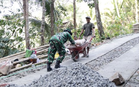 Serka Munasibun dan Warga Bahu-Membahu Langsir Semen Demi Percepatan TMMD