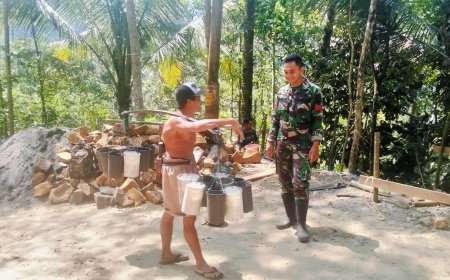 Senyum Satgas TMMD dan Penderes Nira Obrolan Hangat yang Menguatkan Semangat Membangun Desa