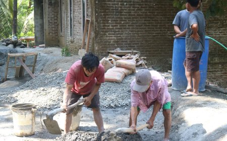 Usia 65 Tahun Tak Surutkan Semangat Tukijo Bantu Pembangunan Plat Beton TMMD Reguler ke-129