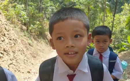 Langkah Kecil Fajar Pulang Sekolah Disambut Semangat TMMD Membangun Desa