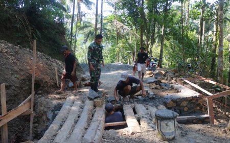 Mengangkat Harapan Praka Agit dan Warga Bergotong Royong Wujudkan Plat Beton TMMD