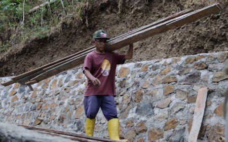 Rusmaji Tetap Memanggul Papan Demi Jalan Impian Desa