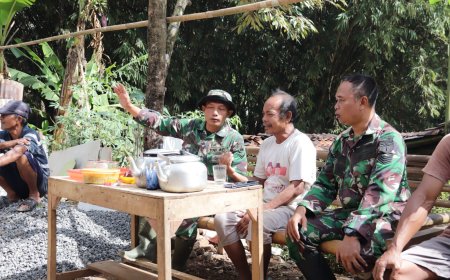 Obrolan Hangat di Sela Pembangunan RTLH Serka Suwanto Pererat Kemanunggalan TNI dan Warga