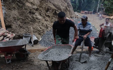 Angkong Jadi Andalan Pelda Ratam dan Warga Pacu Pengecoran Jalan TMMD