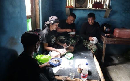 Lesehan Hangat Pererat TNI dan Warga