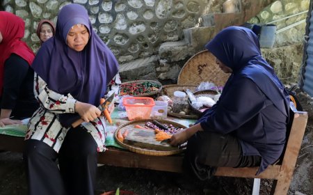 Bu Sarijem Dapur Semangat TMMD Reg 129 Gumelem Kulon