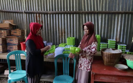 Ketulusan Bu Miswati Menyiapkan Makanan Untuk Satgas TMMD Reg 129