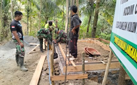 Pratu Firman dan Warga Bangun Pos Kamling