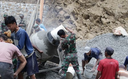 Pratu Farhan Berjibaku dengan Material Demi Percepat Pengecoran Jalan TMMD
