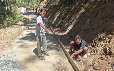 Sekdes Katim Kawal Pengecoran Jalan Pastikan Pekerjaan TMMD Berjalan Maksimal