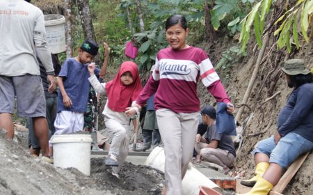 Ibu Ati dan Buah Hati Saksikan Pembangunan Jalan TMMD