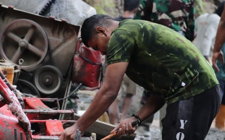Pratu Faisal Jadi Bengkel Dadakan Di TMMD Reguler ke-129