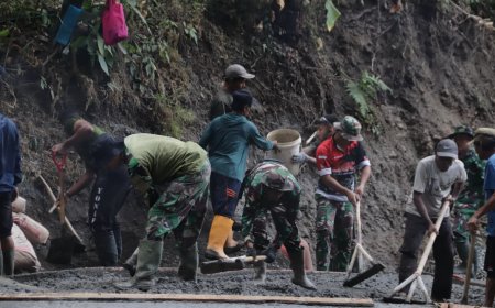 Serka Munasibun dan Warga Berpacu Waktu Rampungkan Rabat Beton TMMD