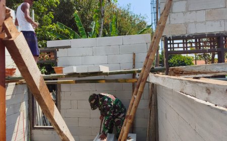 Rumah Pak Toid Mulai Tampak Utuh Kusen Terpasang Berkat Gotong Royong TMMD