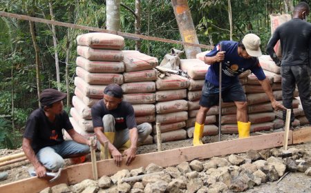 Madrohim Pastikan Adukan Tak Terbuang Pasang Bekisting TMMD Reguler ke-129