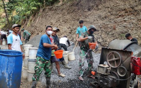 Satgas TMMD Reguler ke-129 dan Warga Kompak Langsir Air