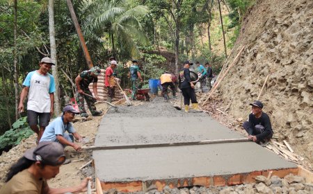 Ratakan Cor Wujud Gotong Royong TMMD Reguler ke-129 Gumelem Kulon