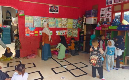 Ibu Selfi Guru PAUD yang Menyambut Hadirnya Jalan Baru untuk Masa Depan Anak Desa