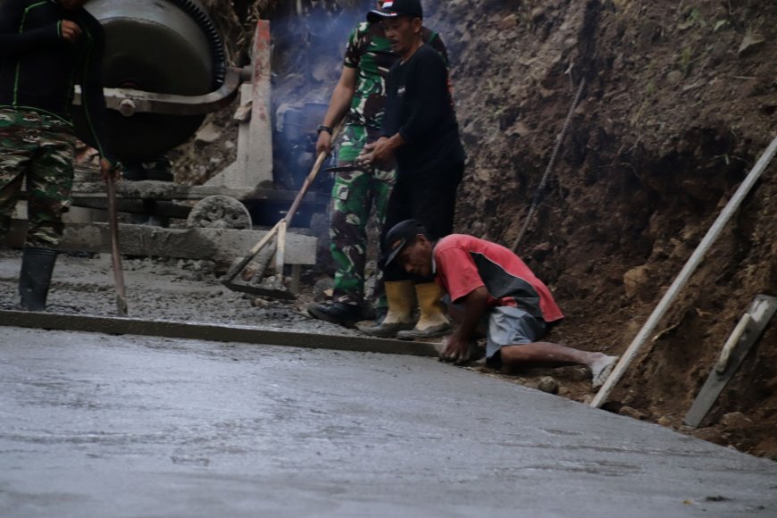 Tangan Terampil Sanudin Ratakan Beton Wujud Nyata Gotong Royong di Lokasi TMMD