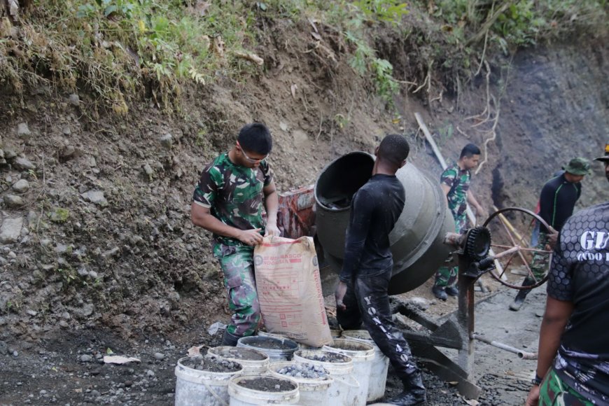 Pratu Farhan Sigap Isi Molen Putaran Mesin Mengiringi Semangat TMMD di Gumelem Kulon