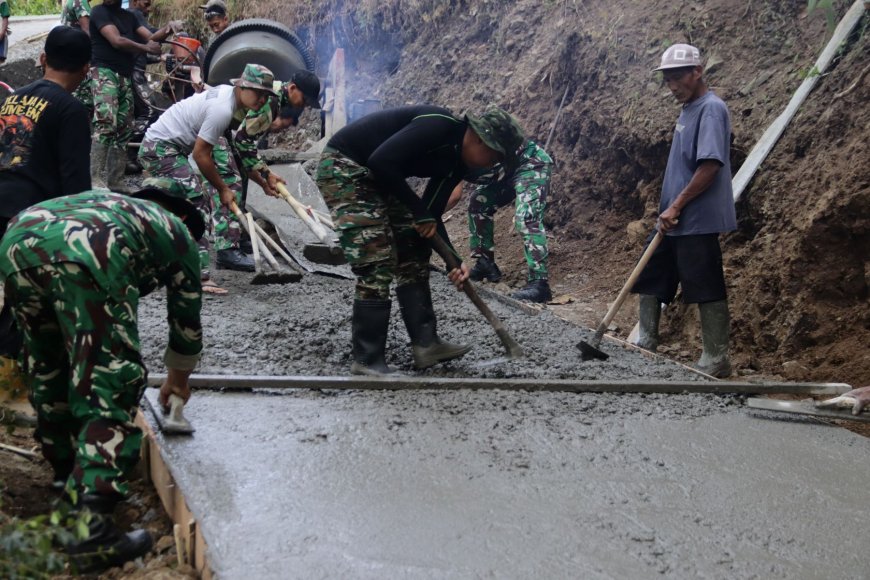 Lettu Inf Masrukin Pastikan Pembangunan Rabat Beton TMMD Capai 14 Persen