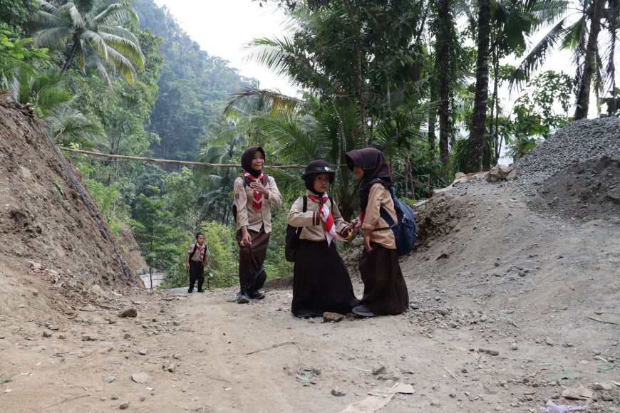 Seragam Pramuka dan Senyum Ceria Kalisa-Arumi Warnai TMMD Reguler ke-129 di Gumelem Kulon