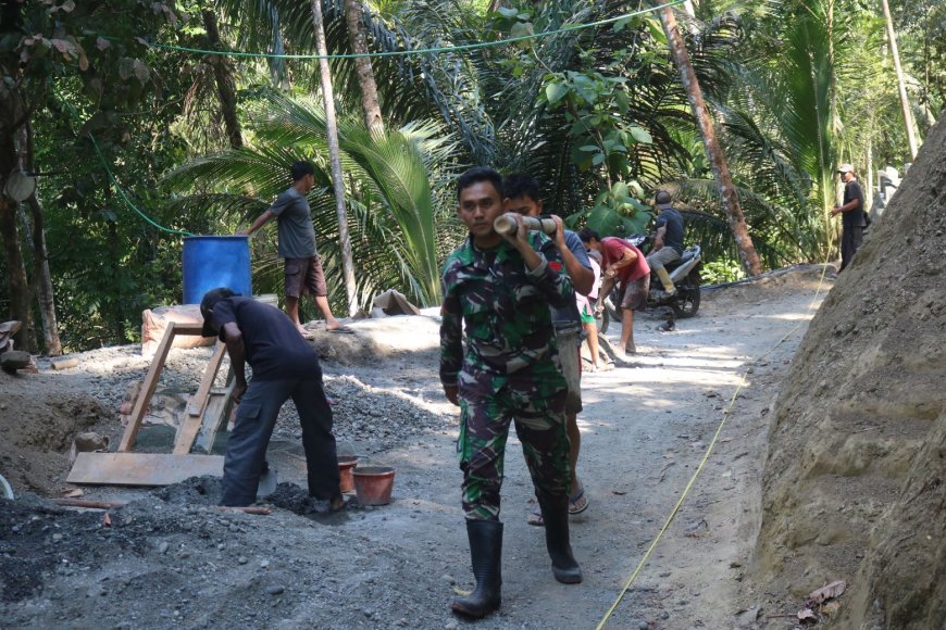 Panggul Adukan Bersama Wujud Nyata Sinergi TNI dan Warga Bangun Desa