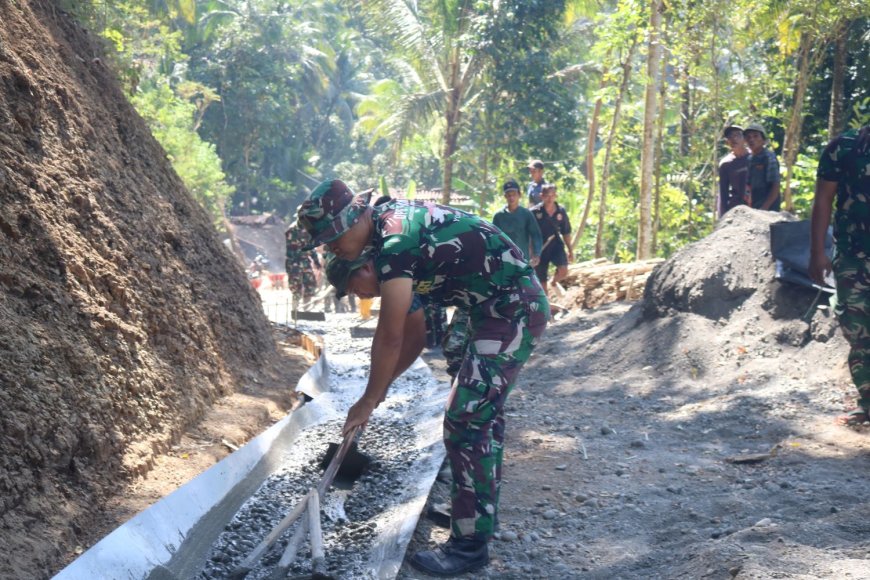 Talang Seng Jadi Andalan Percepat Pengecoran Jalan TMMD di Dusun Kunir
