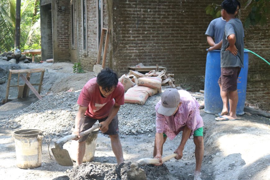 Usia 65 Tahun Tak Surutkan Semangat Tukijo Bantu Pembangunan Plat Beton TMMD Reguler ke-129