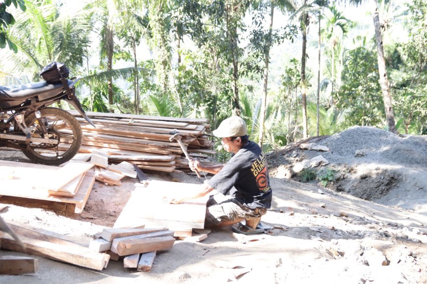 Madrohim Rakit Bekisting Plat Beton Semangat Gotong Royong Warnai TMMD Reguler ke-129 Banjarnegara
