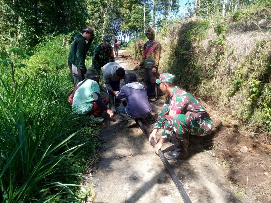 Satgas TMMD Kodim 0704 Banjarnegara Bersama Warga Pasang Pipanisasi Perkuat Akses Air Bersih Hingga Kalibening
