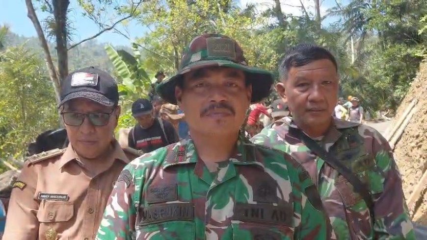 Keluhan Anak Sekolah Kini Dijawab dengan Aksi TMMD Bangun Jalan Demi Masa Depan Gumelem Kulon