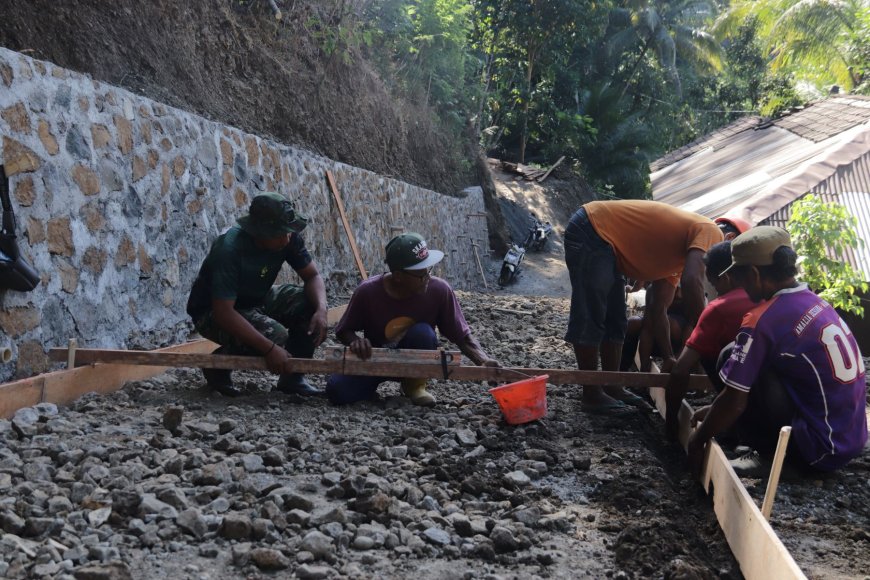 Menentukan Kualitas Serka Munasibun dan Rusmaji Pastikan Rabat Beton TMMD Sesuai Standar