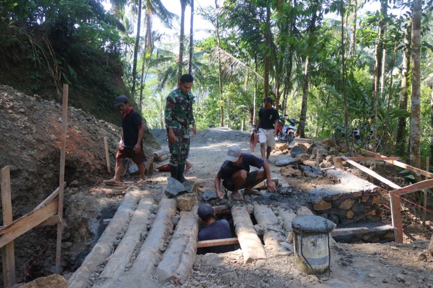 Mengangkat Harapan Praka Agit dan Warga Bergotong Royong Wujudkan Plat Beton TMMD