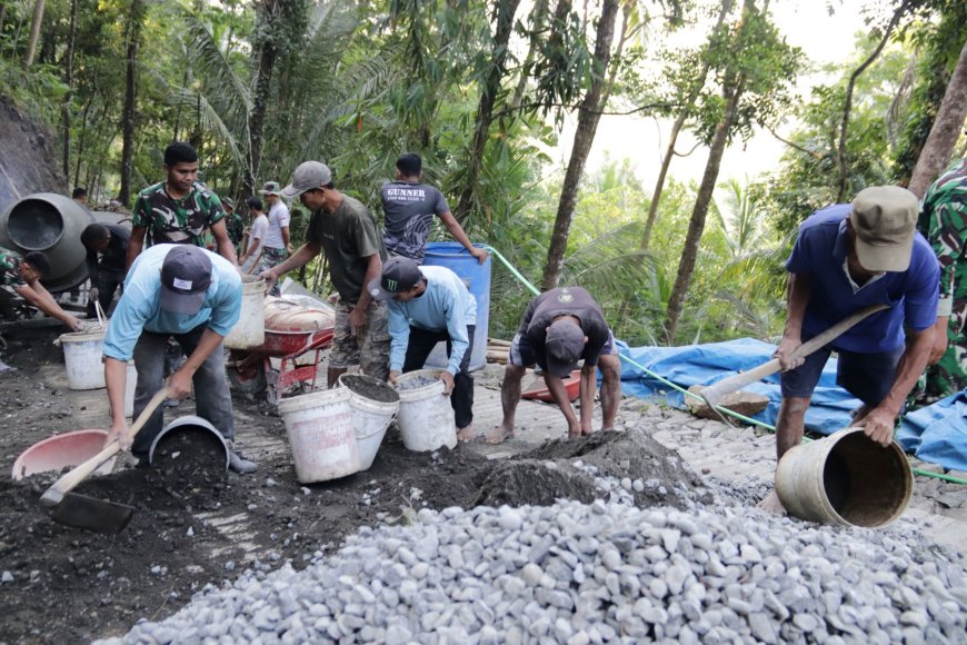 Keringat Tuswari dan Prajurit TNI Mengukir Jalan Harapan di Gumelem Kulon
