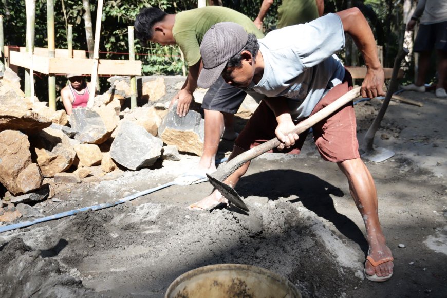Semangat Gotong Royong yang Menguatkan Pondasi Pos Kamling TMMD