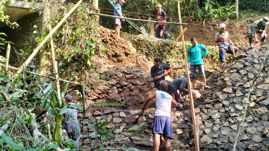Setapak Demi Setapak Talud TMMD Mulai Menguatkan Jalan dan Harapan Warga Gumelem Kulon