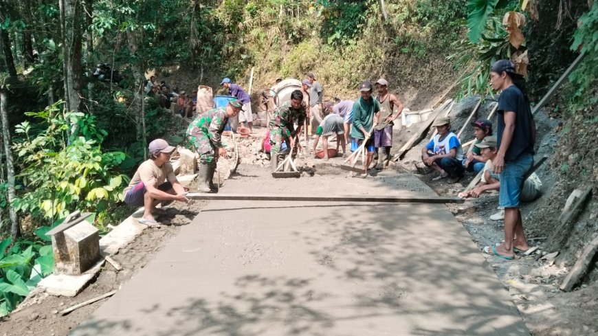 Di Balik Progres 24 Persen Sertu Agus dan Warga Menyatukan Keringat untuk Jalan Harapan