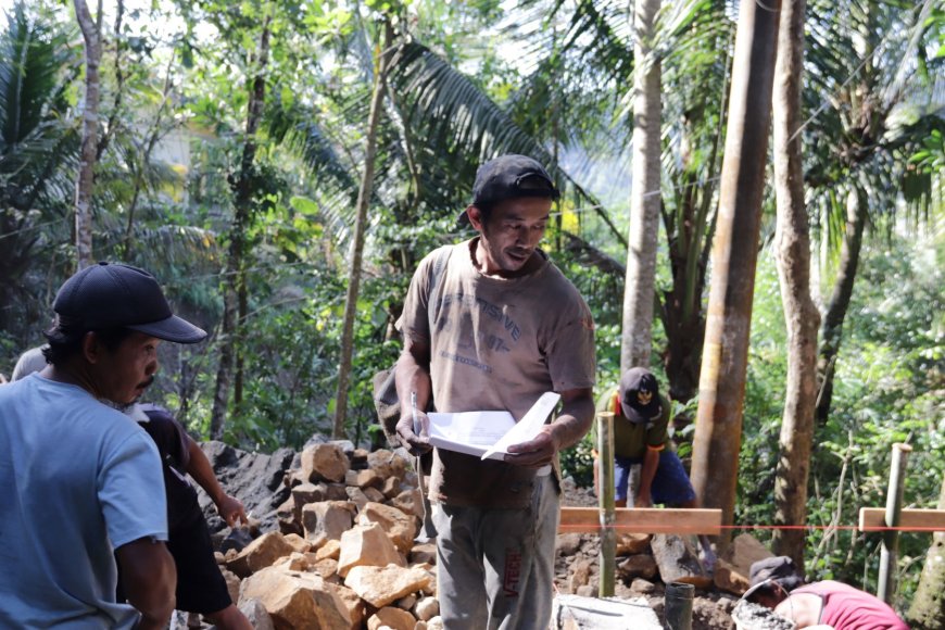 Ramainya Gotong Royong Eko Menjaga Kekompakan Warga demi Suksesnya TMMD
