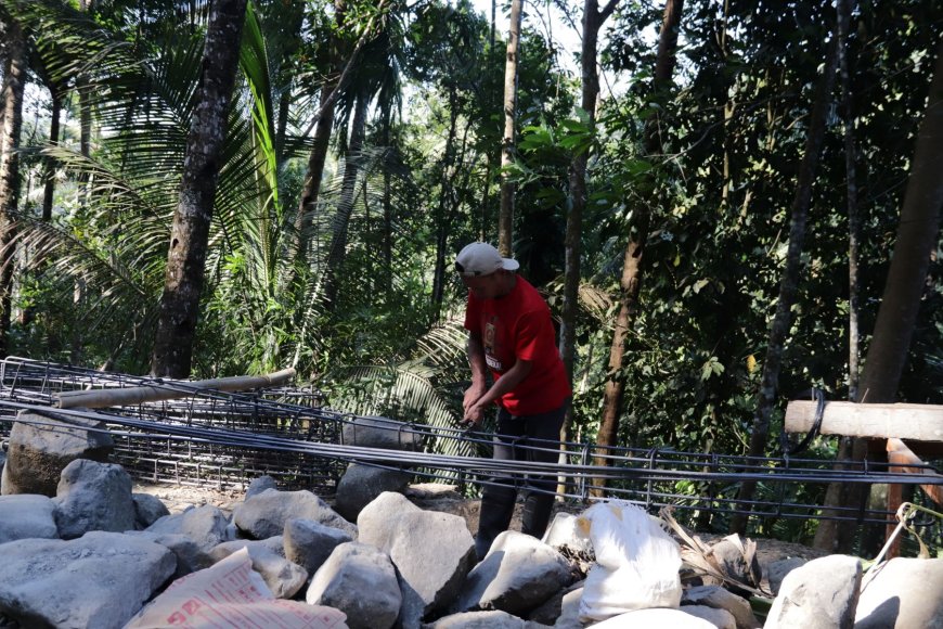 Rangkaian Besi Egi Fondasi Kuat yang Menghubungkan Harapan Warga Gumelem Kulon