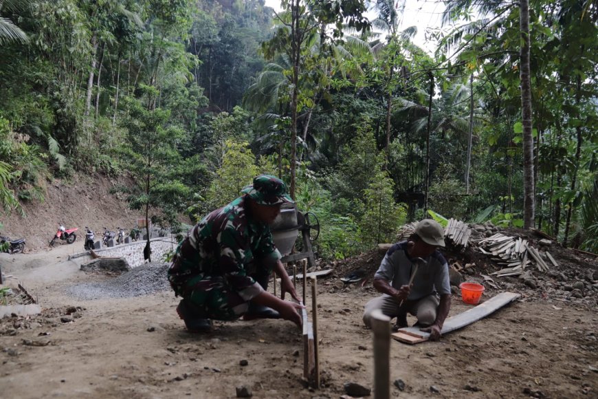 Papan demi Papan Dipasang Serda Simon dan Warga Wujudkan Jalan Impian di Gumelem Kulon