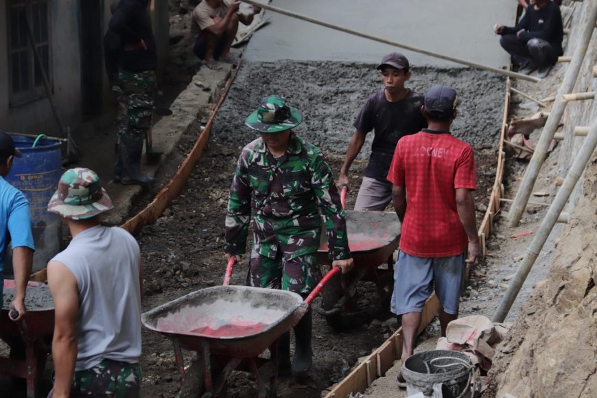 Dorongan Angkong Pratu Sitorus dan Warga Menjadi Tenaga Penggerak Jalan Baru di Gumelem Kulon