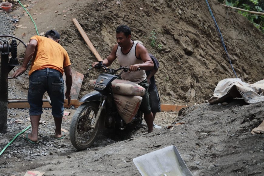 Motor Andalan Edi Jadi Penggerak Harapan Langsir Semen Demi Jalan Baru di Gumelem Kulon
