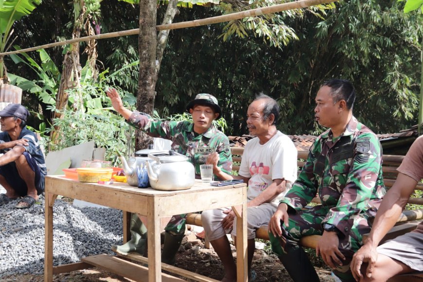 Obrolan Hangat di Sela Pembangunan RTLH Serka Suwanto Pererat Kemanunggalan TNI dan Warga