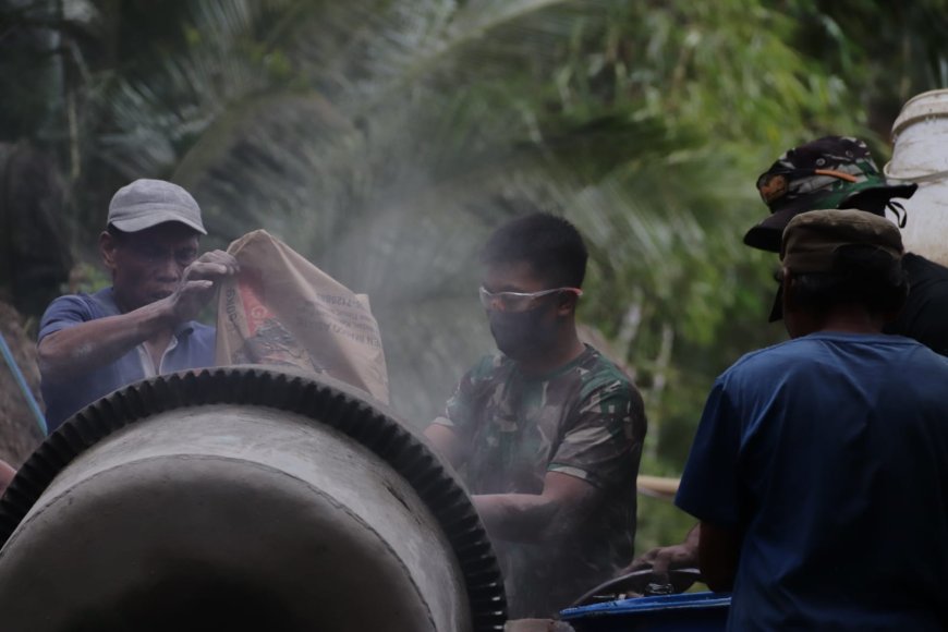 Satu Karung Semen Satu Tekad Bersama Kekompakan Pratu Diki dan Tono Percepat Pembangunan Jalan TMMD