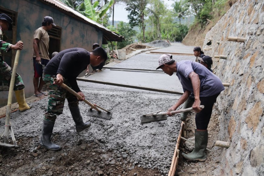 Sentuhan Terakhir Penentu Kualitas Serma Ngatman dan Warga Ratakan Beton Demi Jalan yang Kokoh